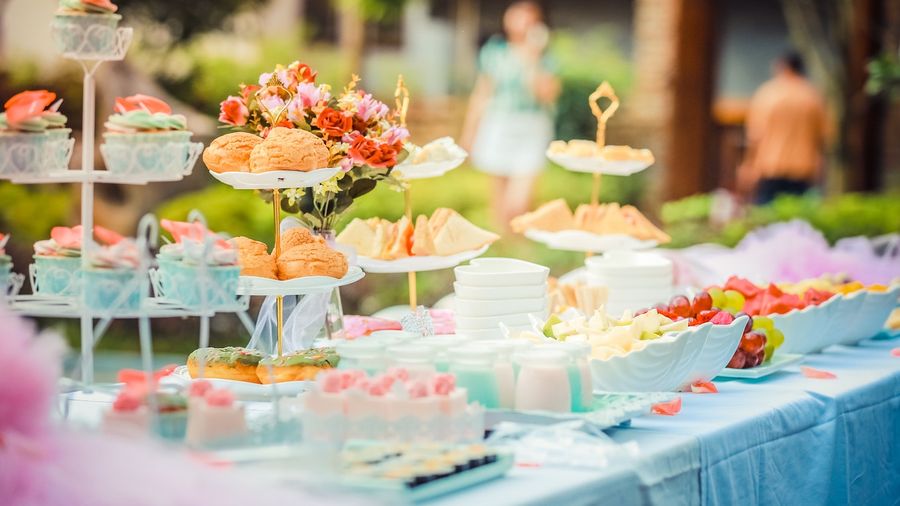 For a summer tea party theme, you can create a vibrant and refreshing atmosphere that captures the essence of the season.